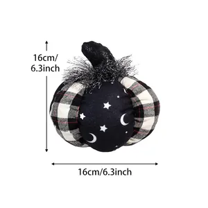 Halloween pompoen pluche decoratie met zwart-wit geruit patroon en sterren maan prints