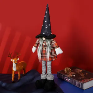 Gnomo di Halloween con cappello luna e stelle e cappotto a quadri arancione