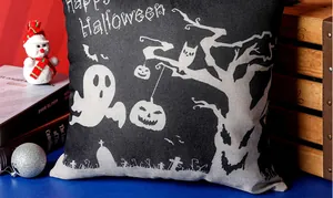 Dettaglio della fodera per cuscino Halloween con fantasma e zucca su scatola di legno