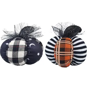 Halloween pompoen decoratie van stof met ruitpatronen en zwarte mesh accenten voor binnen
