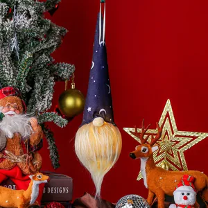 Gnome d'Halloween lumineux avec chapeau bleu lune et étoile sur fond rouge festif