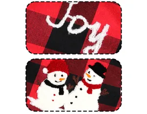 Detail der Joy-Stickerei und Schneemann-Patch auf rot-schwarz karierten Weihnachtsstrümpfen