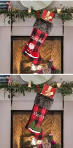 Detail von roten Weihnachtssocken mit Karomuster und Kunstfellrand am Kamin