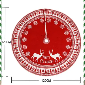 Detail van rode gebreide kerstboomrok met rendiermotieven en tekst Merry Christmas