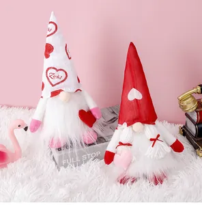 Detalle de dos gnomos de San Valentín con corazones sobre piel sintética blanca y fondo rosa