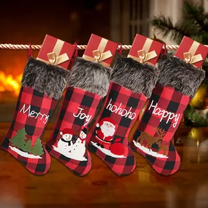 Set mit vier Weihnachtsstrümpfen aus rot-schwarzem Karostoff mit flauschigem Kunstpelzbesatz