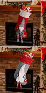 Detail van kerstsokken met kabouterpoppen en geschenkdozen bij een warme haard