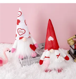 Detalle de dos gnomos de San Valentín con barbas de felpa y corazones decorativos