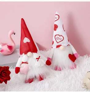 Detalle de gnomos de peluche de San Valentín con sombreros de corazones sobre pelo