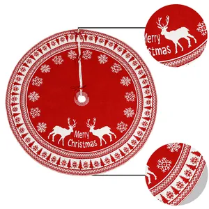 Gebreide rode kerstboomrok met witte rendieren en vrolijke kerstfeest patronen