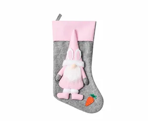 Calza pasquale rosa e grigia con gnomo, orecchie da coniglio e dimensioni di 49x23cm