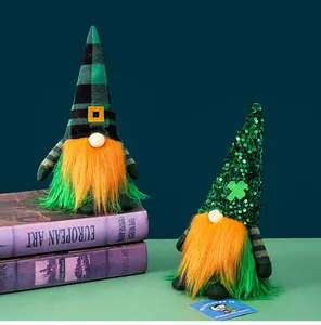 Détail de gnomes pour la Saint-Patrick avec chapeau à carreaux verts et sequins trèfle