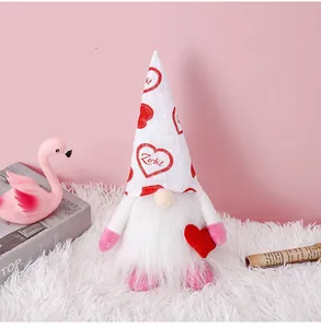 Detalle de un gnomo de peluche para San Valentín con corazón y gorro blanco suave