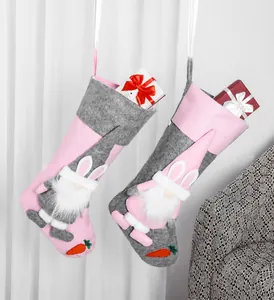 Dettaglio delle calze pasquali gnomo rosa e grigio con orecchie di coniglio e carote
