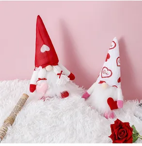Primer plano de gnomos de peluche de San Valentín con corazones sobre piel sintética