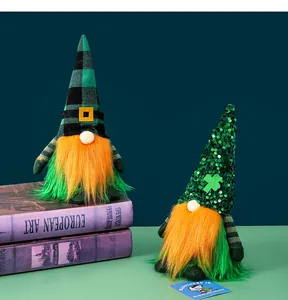 Détail de gnomes de la Saint-Patrick avec chapeaux verts et barbes orange en fibres