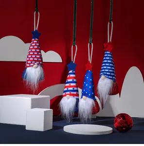 Detail von vier Independence Day Gnomen mit Sternen und Streifen auf rotem Hintergrund