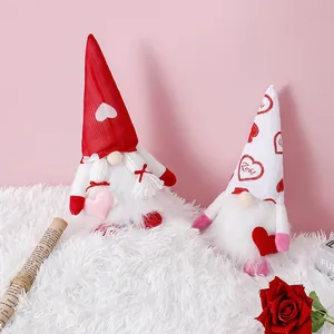 Gnomos de peluche de San Valentín sin rostro con corazones y sombreros sobre fondo rosa