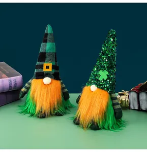 Détail de gnomes de la Saint-Patrick avec chapeaux à paillettes et barbes oranges