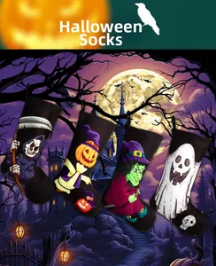 Λεπτομέρεια από τέσσερις κάλτσες Halloween με σχέδια φαντασμάτων και μαγισσών για στόλισμα