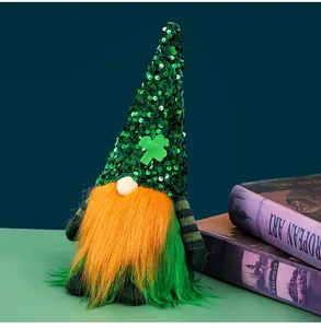 Détail d'un nain de la Saint-Patrick avec chapeau à paillettes vertes et barbe dégradée