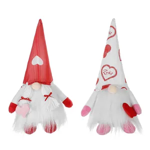 Pareja de gnomos de San Valentín sin rostro con decoraciones de corazones de felpa