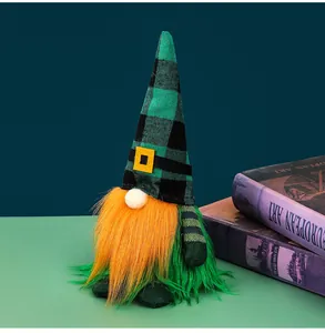 Détail d'un gnome de la Saint-Patrick avec chapeau à carreaux verts et barbe orange vive