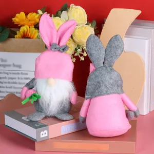 Paar Osterhasen-Gnome in Rosa und Grau für die festliche Frühlingsdekoration zu Hause