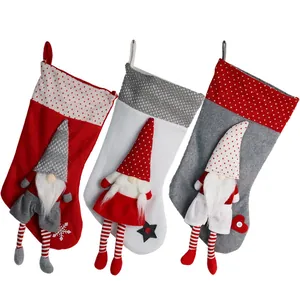 Set van drie Scandinavische kerstsokken met pluche kabouters en gebreide hartpatronen