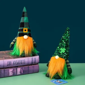 Deux gnomes de la Saint-Patrick avec chapeaux verts et barbes orange sur livres