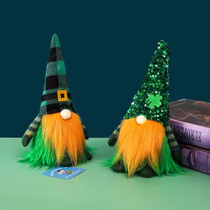 Gnomes de la Saint-Patrick avec barbes rousses et chapeaux trèfles pour décoration