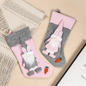Calze pasquali con gnomo, orecchie di coniglio e toppe carota per decorazioni festive