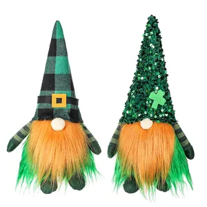Gnomes de la Saint-Patrick avec motif de feuilles vertes et barbes orange sur fond blanc