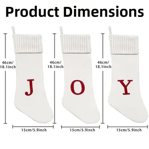 Dimensions détaillées des chaussettes de Noël blanches tricotées avec lettres JOY rouges
