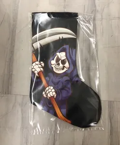 Λεπτομερής όψη της κάλτσας δώρου Halloween με τύπωμα χάρου σε διάφανη συσκευασία