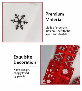 Détail de peluche blanche et tricot rouge avec motifs de flocons pour chaussettes de Noël