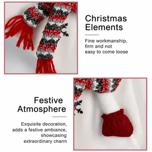Détail de l'écharpe tricotée et du gant en feutre de Noël avec textures festives