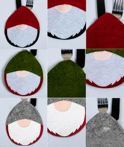 Detalle de fundas para cubiertos navideños con forma de gnomo en fieltro multicolor