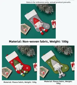 Détail de chaussettes de Noël gnome en rouge, gris et vert avec tricot 3D et longues jambes