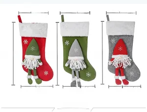 Détail de trois chaussettes de Noël de 50 cm avec gnomes en rouge, vert et gris