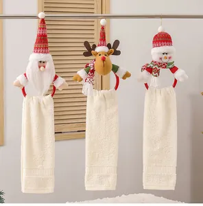 Dettaglio di portasciugamani natalizi con Babbo Natale, renna e pupazzo di neve in peluche