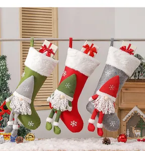 Lot de trois chaussettes de Noël avec gnomes en rouge, vert et gris et bord en peluche