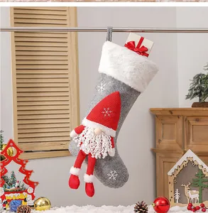 Gros plan d'une chaussette de Noël avec poupée de gnome 3D et flocons de neige brodés