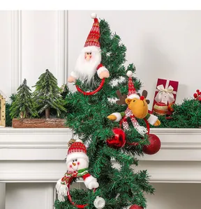 Dettaglio di anelli per asciugamani natalizi in peluche con Babbo Natale, renna e pupazzo