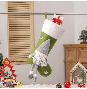 Détail de chaussette de Noël avec poupée gnome et broderie de flocons dans un décor cosy