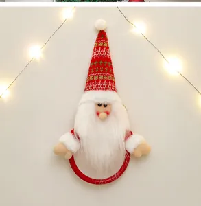 Dettaglio portasciugamani Babbo Natale in peluche con cappello rosso e luci LED