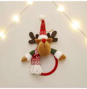 Dettaglio del portasciugamani renna di Natale con testa di peluche e anello rosso