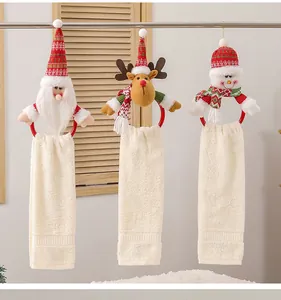 Dettaglio dei portasciugamani natalizi in peluche con Babbo Natale, renna e pupazzo di neve