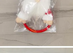 Dettaglio dell'anello portasciugamani gnomo di Natale con cappello di peluche e barba