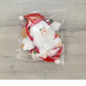 Dettaglio del pupazzo di Babbo Natale in confezione trasparente con gancio rosso